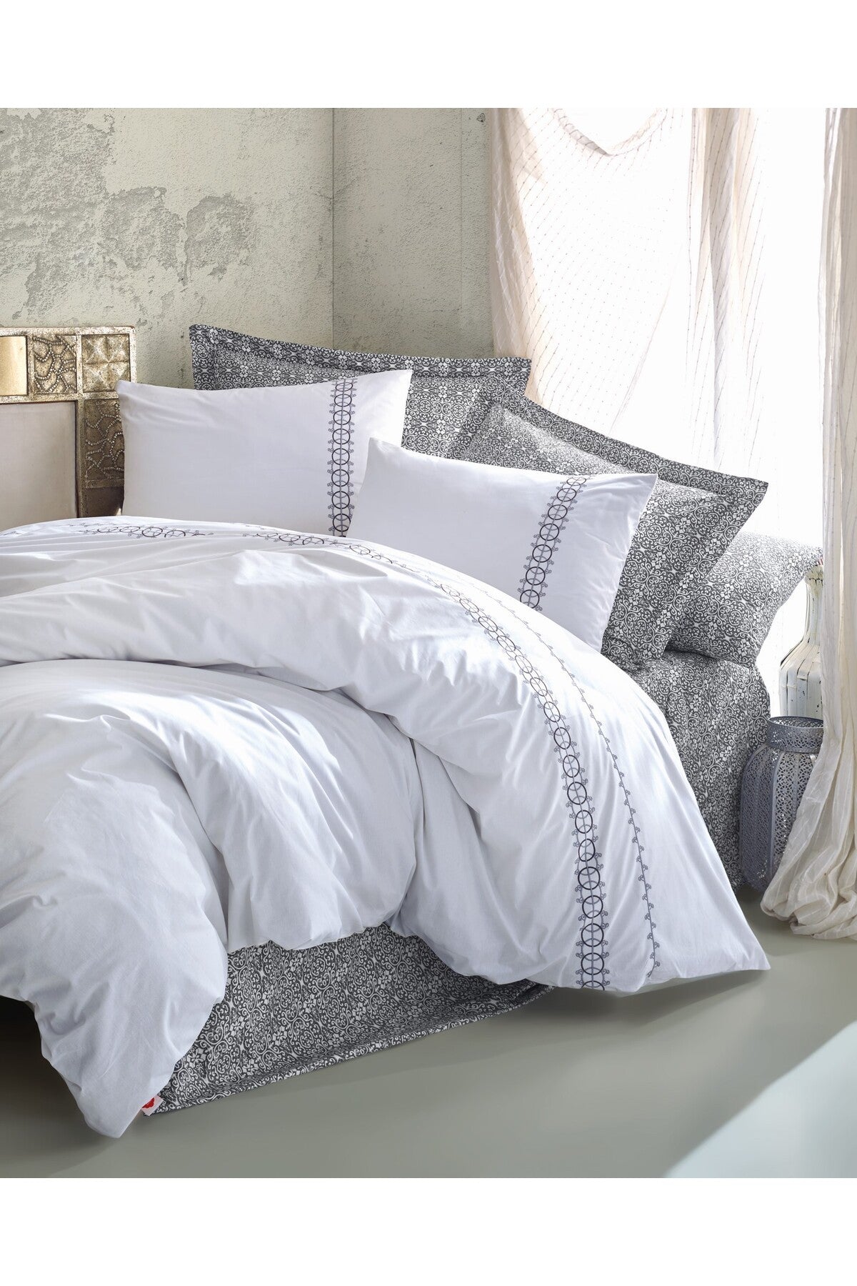 Set Huse Pilote Duble Ranforce Husă Pilotă: 200 X 220 Cm Cearșaf de Pat: 240 X 260 Cm Față de Pernă: 50 X 70 Cm (2 Bucăți) Față de Pernă Oxford: 50 X 70 Cm (2 Bucăți) Paola - Gri