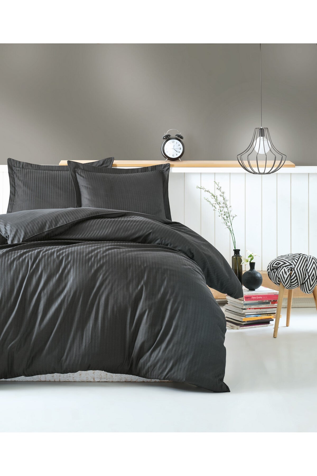 Set dublu de husă de pilotă din satin Husă de pilotă: 200 X 220 cm Cearșaf de pat: 240 X 260 cm Față de pernă Oxford: 50 X 70 cm (2 bucăți) Antracit