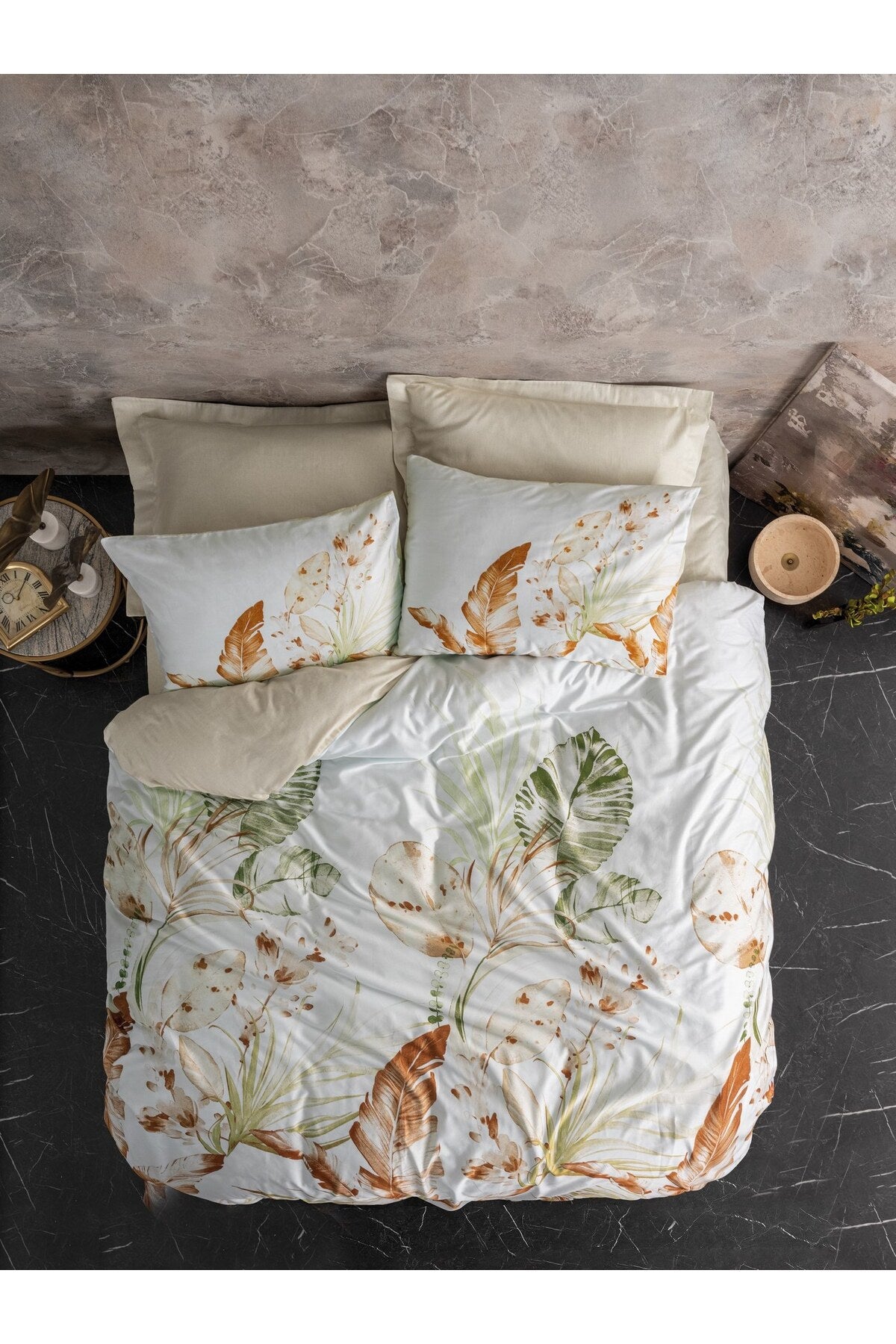 Set lenjerie pat dublu din satin Husă pilotă: 200 X 220 Cm Cearșaf de pat: 240 X 260 Cm Față de pernă: 50 X 70 Cm (2 Bucăți) Față de pernă Oxford: 50 X 70 Cm (2 Bucăți) Luciu - Bej