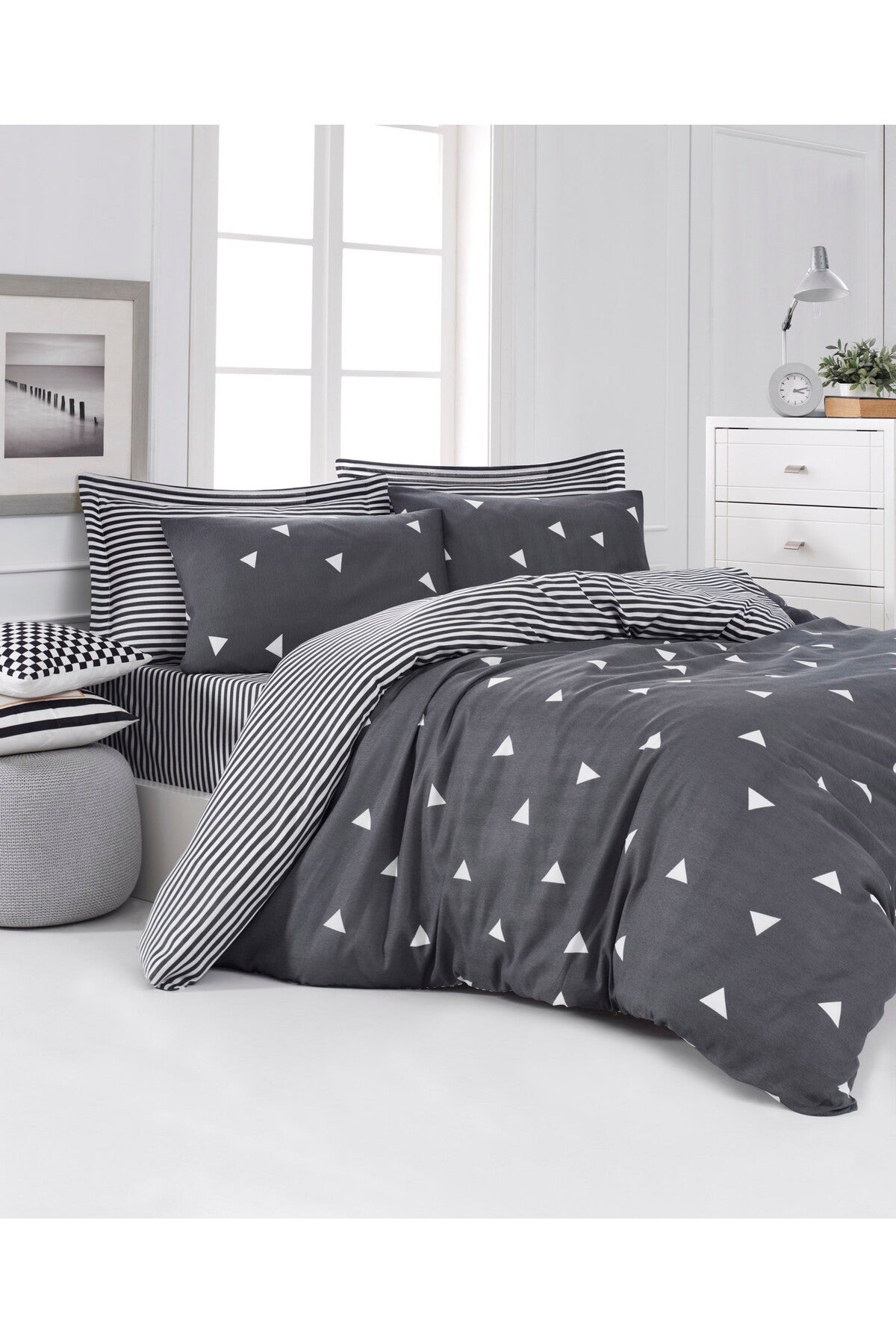 Set husă dublă pilotă Husă pilotă: 200 x 220 cm Cearșaf plat: 220 x 240 cm Față de pernă: 50 x 70 cm (2 bucăți) Üçgen - Gri