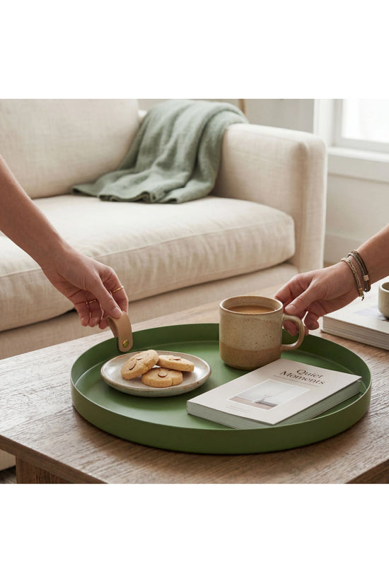 Tavă Decorativă Metalică – Organizator Rotund pentru Măsuța de Cafea, Tavă de Servire Modernă Verde 33 cm Mâner din Piele
