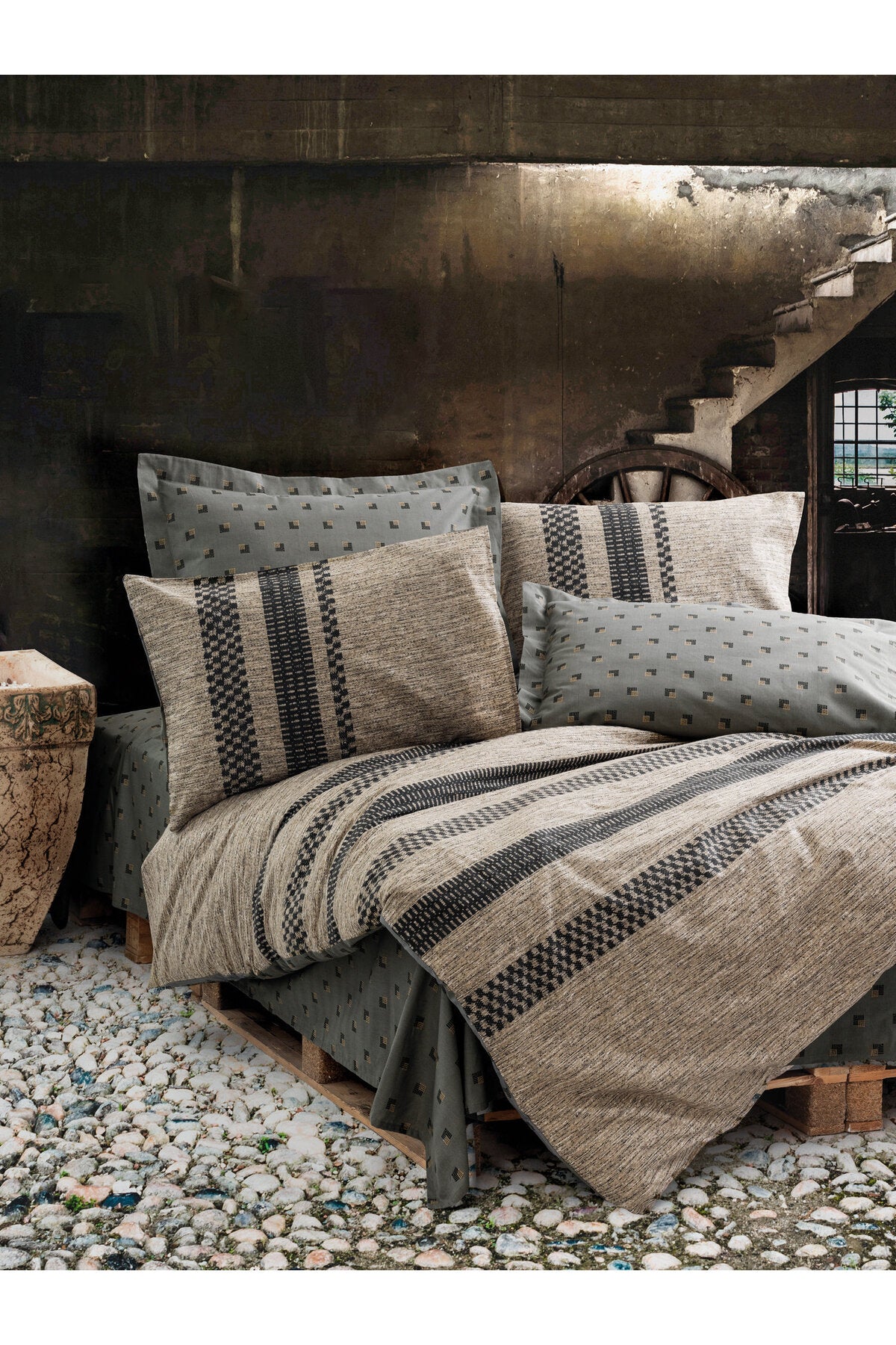 Set Ranforce Dublu Husă de Pilotă Husă de pilotă: 200 X 220 Cm Cearșaf de pat: 240 X 260 Cm Față de pernă: 50 X 70 Cm (2 bucăți) Arlo - Maro