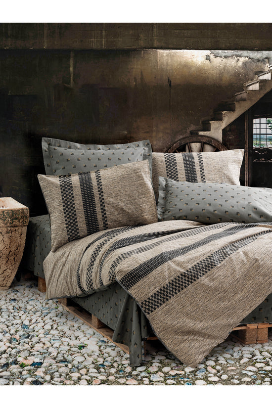 Set Ranforce Dublu Husă de Pilotă Husă de pilotă: 200 X 220 Cm Cearșaf de pat: 240 X 260 Cm Față de pernă: 50 X 70 Cm (2 bucăți) Arlo - Maro