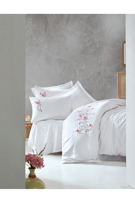 Set lenjerie de pat dublu din satin Husă pilotă: 200 X 220 Cm Cearșaf de pat: 240 X 260 Cm Față de pernă: 50 X 70 Cm (2 bucăți) Față de pernă Oxford: 50 X 70 Cm (2 bucăți) Perla - Alb