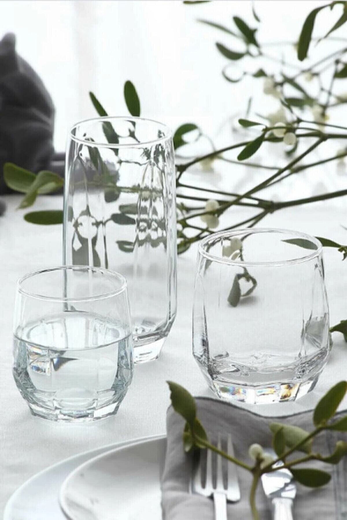 Set de pahare (18 piese) 100% sticlă Dimensiune: 6,5 X 6,5 X 8 cm / 215 ml (6 piese) Dimensiune: 7,3 X 7,3 X 9 cm / 310 ml (6 piese) Dimensiune: 6,2 X 6,2 X 14,2 cm / 385 ml (6 piese) Transparent