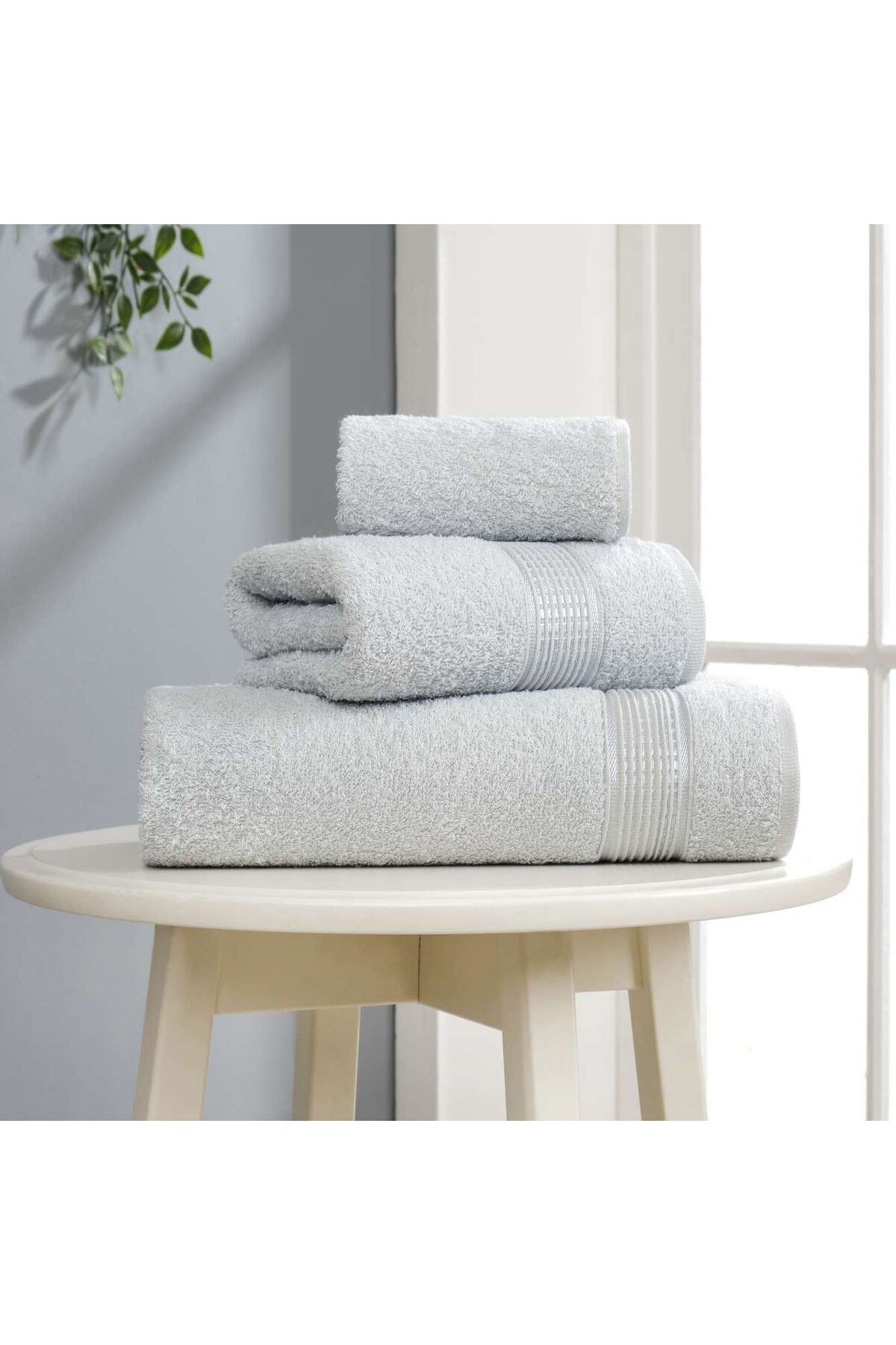 Set prosoape (3 piese) Prosop de față: 30 X 50 cm (1 bucată) Prosop de mâini: 50 X 85 cm (1 bucată) Prosop de baie: 70 X 140 cm (1 bucată) Gri deschis