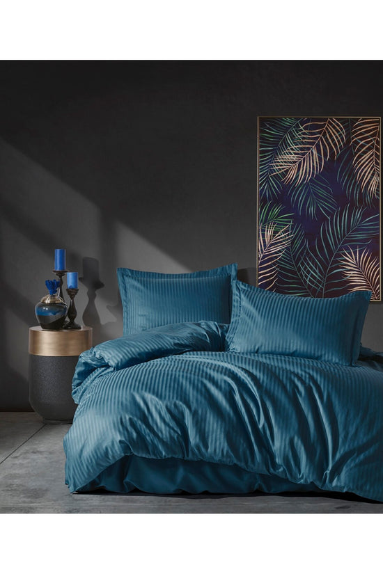 Set dublu de husă de pilotă din satin Husă de pilotă: 200 X 220 cm Cearșaf plat: 240 X 260 cm Față de pernă Oxford: 50 X 70 cm (2 bucăți) Albastru