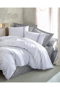 Set Huse Pilote Duble Ranforce Husă Pilotă: 200 X 220 Cm Cearșaf de Pat: 240 X 260 Cm Față de Pernă: 50 X 70 Cm (2 Bucăți) Față de Pernă Oxford: 50 X 70 Cm (2 Bucăți) Paola - Gri