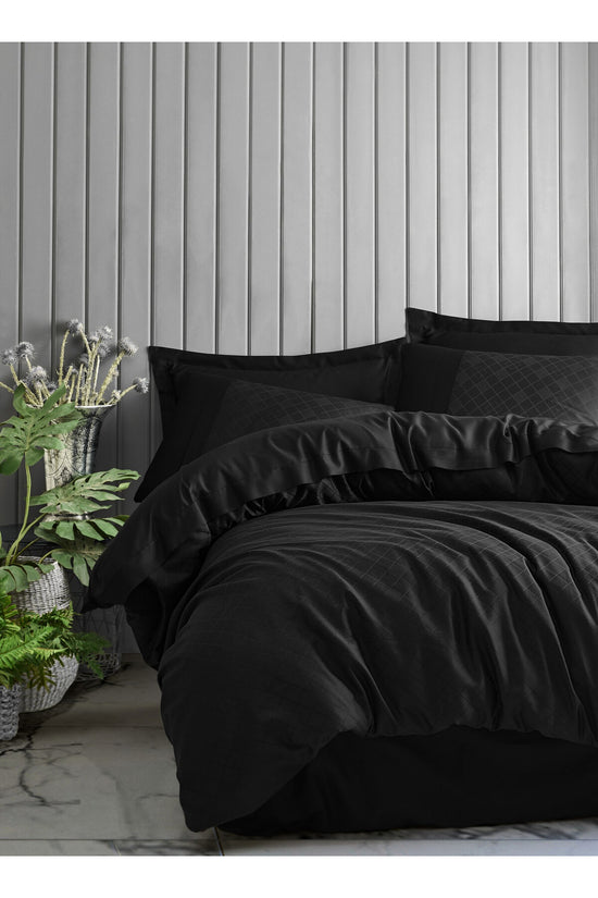 Set dublu de husă de pilotă din satin Husă de pilotă: 200 X 220 Cm Cearșaf de pat: 240 X 260 Cm Față de pernă: 50 X 70 Cm (2 Bucăți) Față de pernă Oxford: 50 X 70 Cm (2 Bucăți) Negru