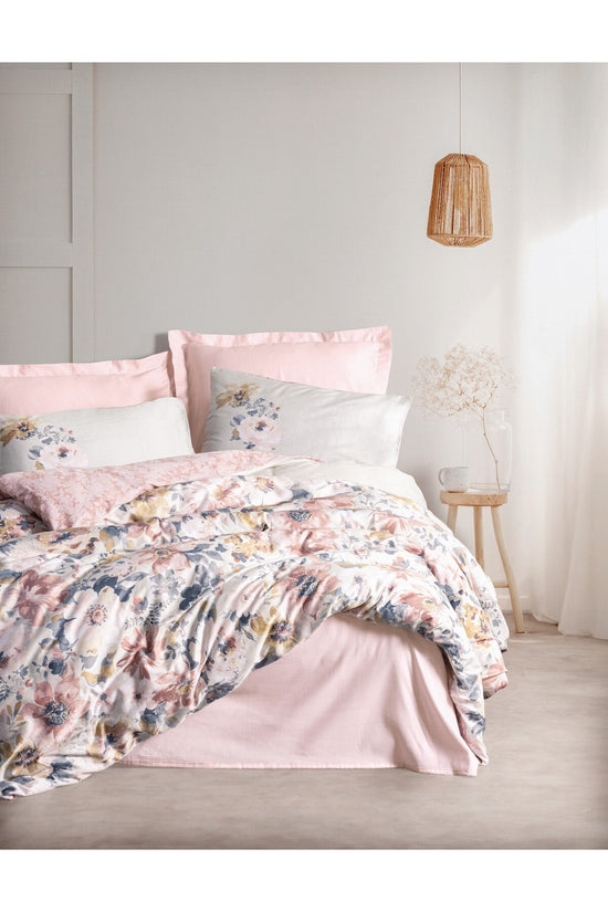 Set dublu lenjerie de pat din satin Husă pilotă: 200 X 220 cm Cearceaf de pat: 240 X 260 cm Față de pernă: 50 X 70 cm (2 bucăți) Față de pernă tip Oxford: 50 X 70 cm (2 bucăți) Culoare: Pudră