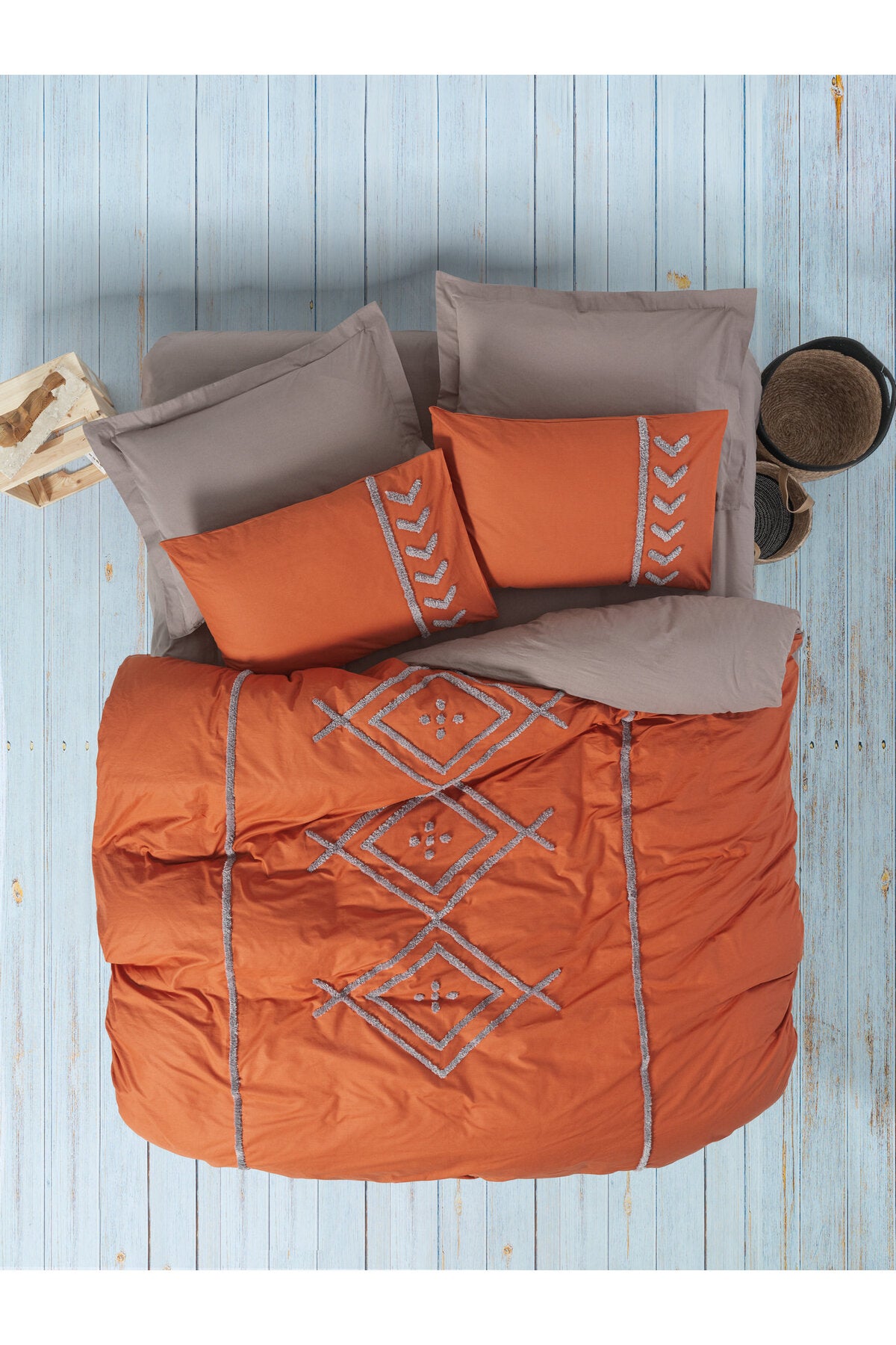 Set Huse Ranforce Duble Husă Pilota: 200 X 220 Cm Cearșaf de Pat: 240 X 260 Cm Față de Pernă: 50 X 70 Cm (2 Bucăți) Față de Pernă Oxford: 50 X 70 Cm (2 Bucăți) Liya - Roșu Cărămiziu