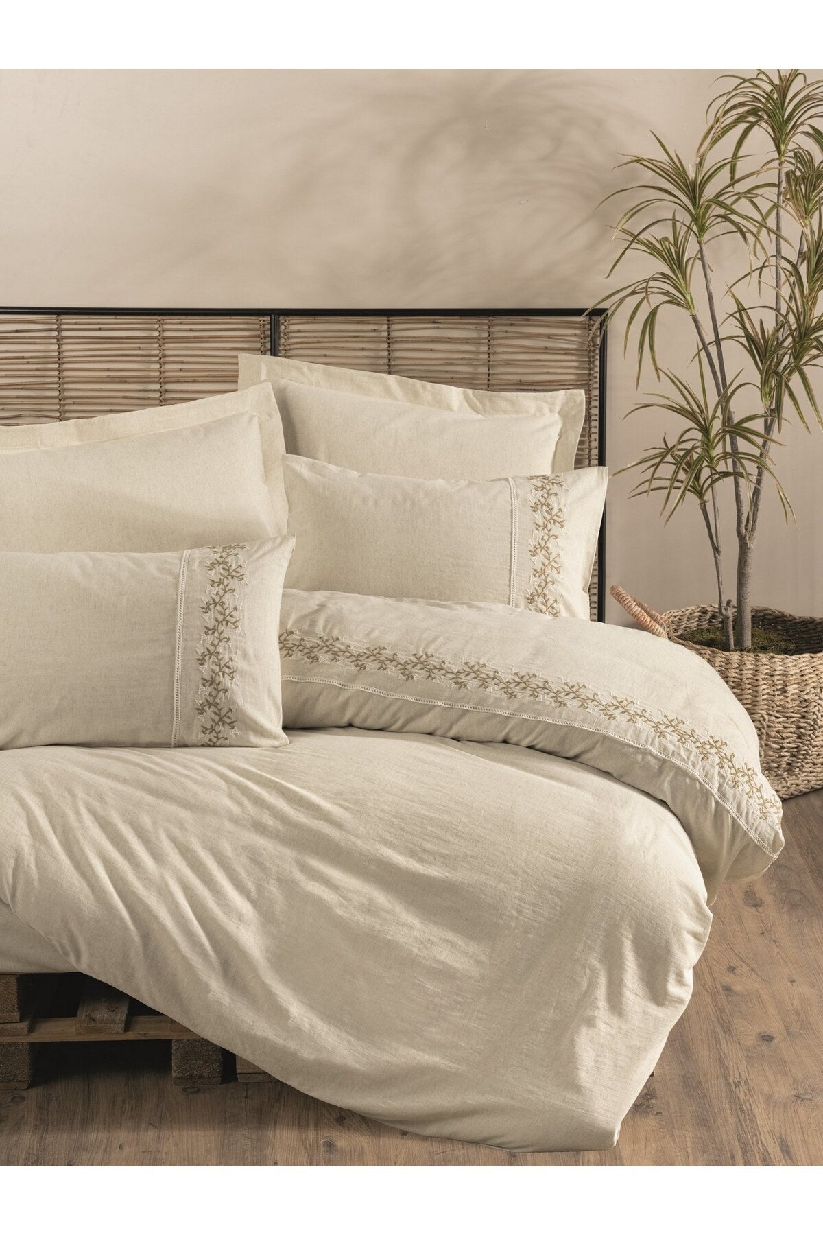Set dublu husă de pilotă Husa de pilotă: 200 x 220 cm Cearșaf de pat: 240 x 260 cm Față de pernă: 50 x 70 cm (2 bucăți) Față de pernă Oxford: 50 x 70 cm (2 bucăți) Crem