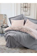 Set lenjerie de pat dublă din satin Husă pilotă: 200 X 220 Cm Cearșaf de pat: 240 X 260 Cm Față de pernă: 50 X 70 Cm (2 bucăți) Față de pernă Oxford: 50 X 70 Cm (2 bucăți) Lucios - Gri