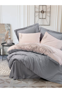 Set lenjerie de pat dublă din satin Husă pilotă: 200 X 220 Cm Cearșaf de pat: 240 X 260 Cm Față de pernă: 50 X 70 Cm (2 bucăți) Față de pernă Oxford: 50 X 70 Cm (2 bucăți) Lucios - Gri